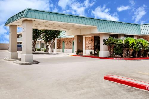 Фотография мотеля Days Inn by Wyndham Seguin TX