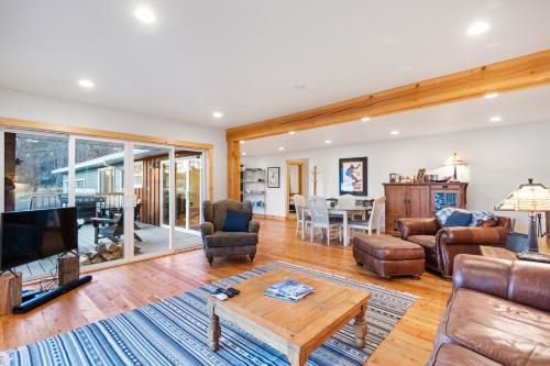 Фотографии гостевого дома
Lakefront Gem with Hot tub and Views