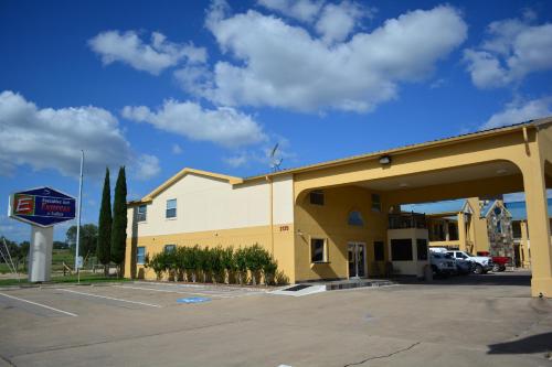 Фотография гостиницы Executive Inn & Suites Cuero