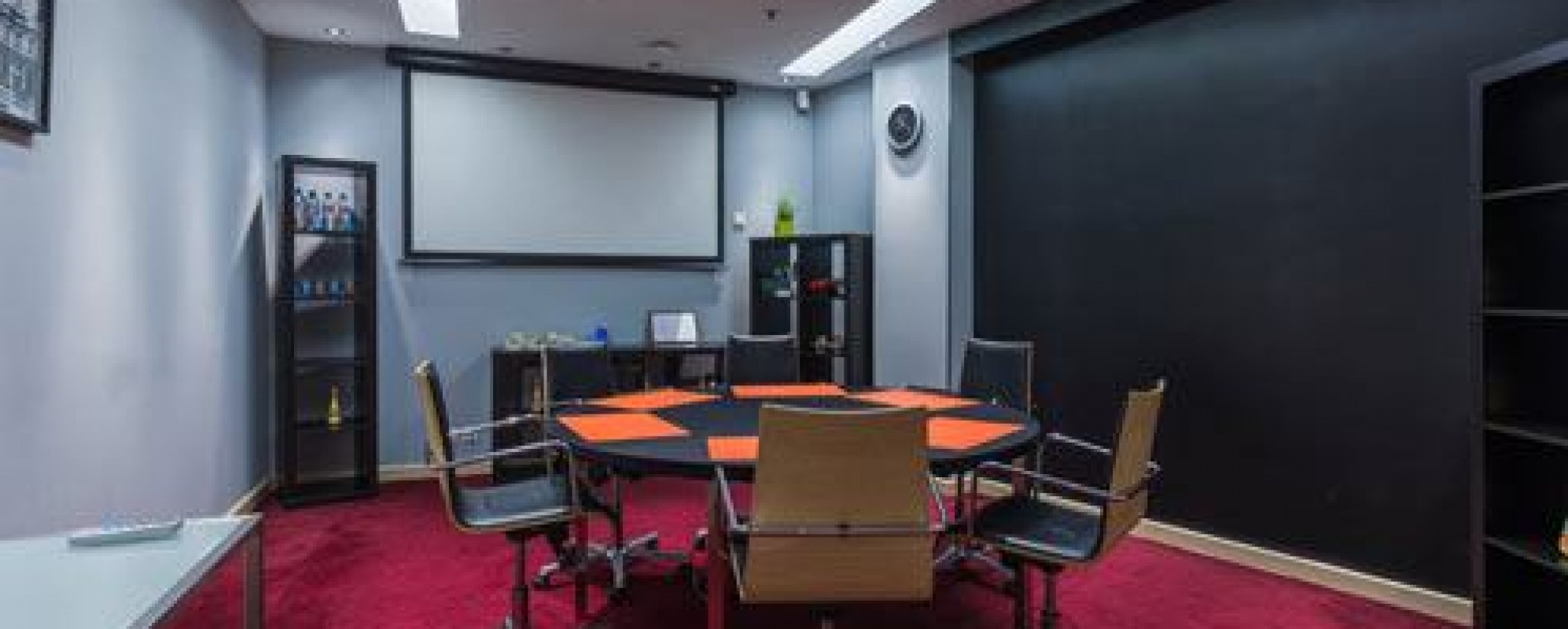 Фотографии комнаты для переговоров Зал А