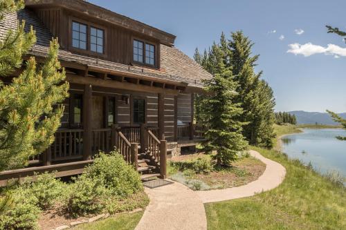 Фотография гостевого дома Spanish Peaks Cabin Lakeside Vista