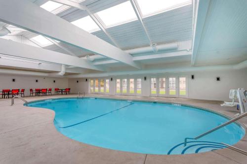 Фотография гостиницы Ramada by Wyndham Windsor Locks