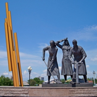 Фотография памятника Памятник Женщинам-железнодорожницам в память о строительстве Дороги Мужества
