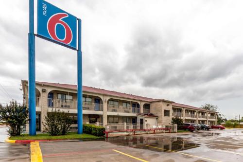 Фотография гостиницы Motel 6-San Antonio, TX - Splashtown