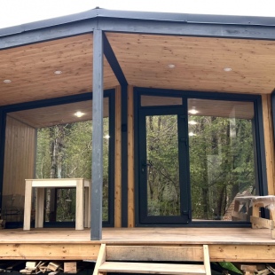 Фотография Коттеджа Частный дом с камином у ручья