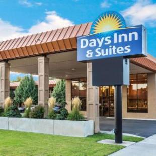 Фотографии гостиницы 
            Days Inn & Suites by Wyndham Logan
