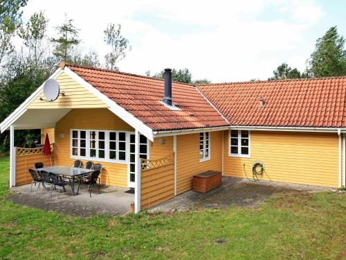 Фотография гостевого дома Four-Bedroom Holiday home in Oksbøl 6