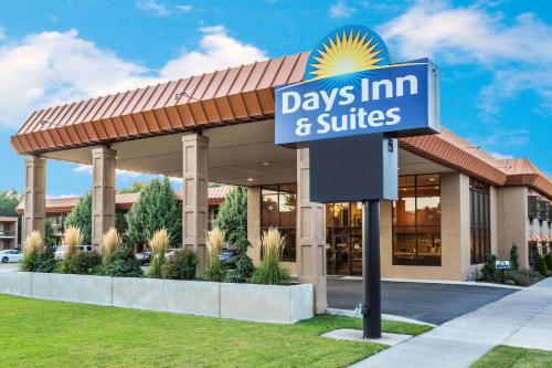 Фотография гостиницы Days Inn & Suites by Wyndham Logan