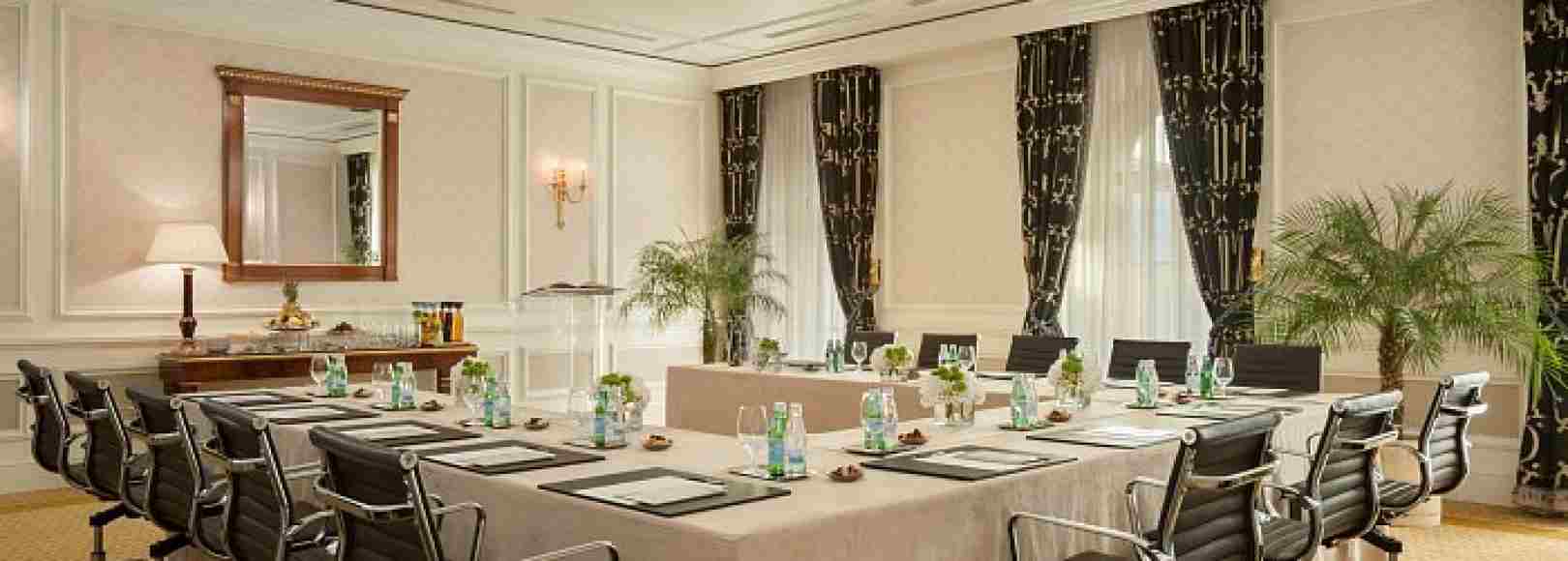 Фотография конференц-зала Захаров