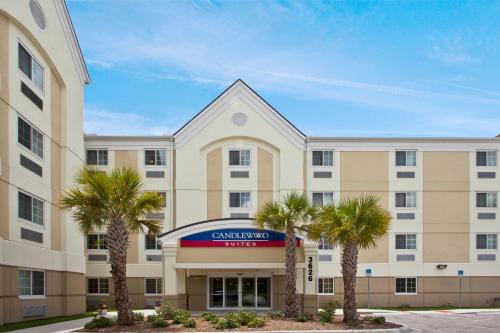 Фотография гостиницы Candlewood Suites Fort Myers Interstate 75, an IHG Hotel