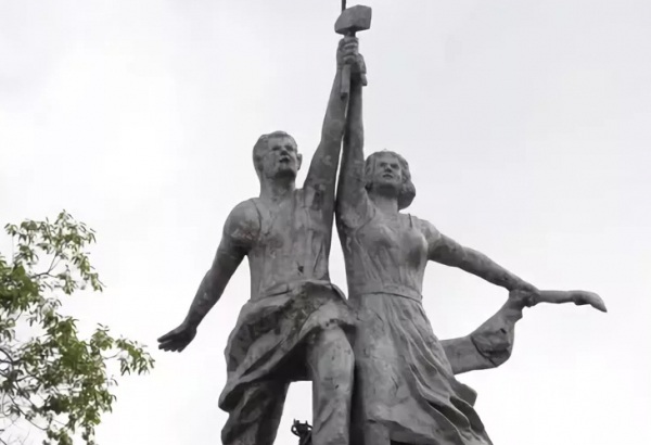 Фотография памятника Скульптура Рабочий и колхозница