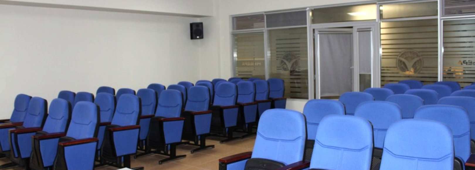 Фотография конференц-зала Тёмный