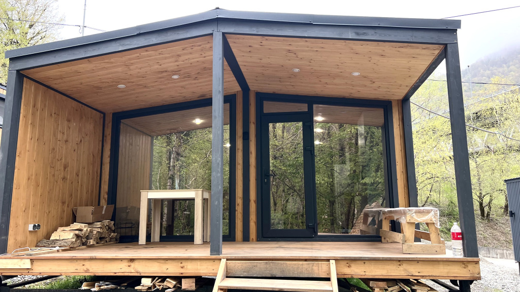 Фотография Коттеджа Частный дом с камином у ручья