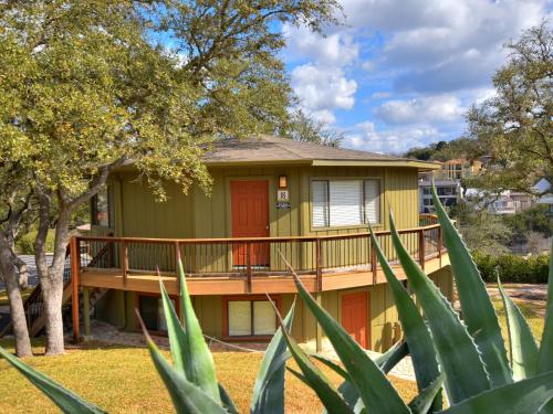 Фотография гостевого дома Treehouse Bungalow steps from Lake Travis, pool & hot tub, next to marina (#18)