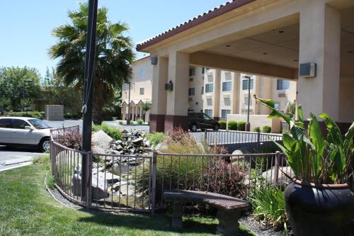 Фотография гостиницы Holiday Inn Express Madera, an IHG Hotel