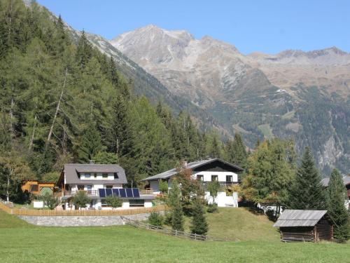 Фотография гостевого дома Charming large chalet, near the resort centre of Mallnitz