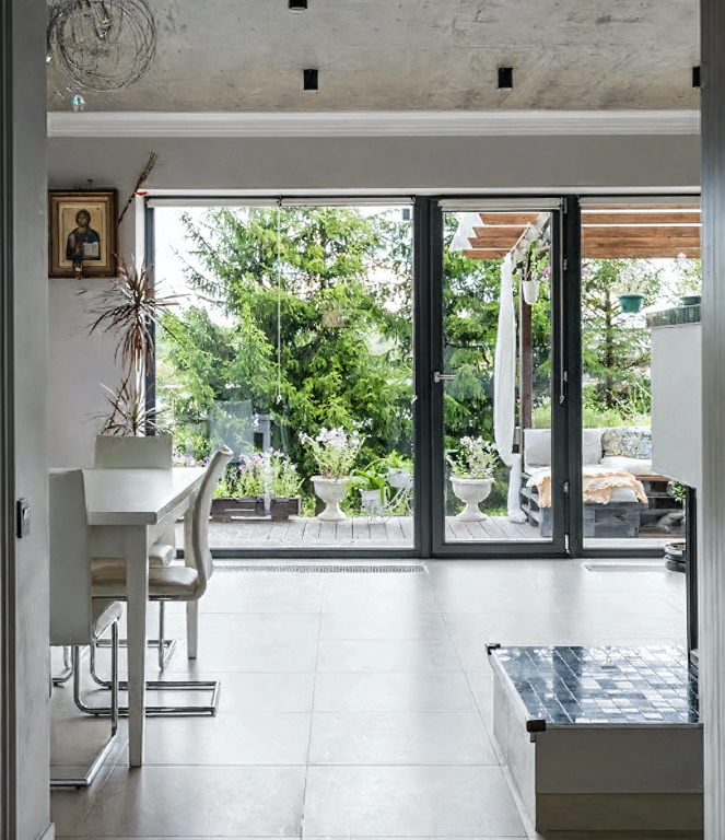 Фотография Коттеджа Частный дом cтильный уютный с камином на берегу реки