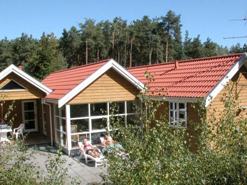 Фотография гостевого дома Four-Bedroom Holiday home in Aakirkeby 3