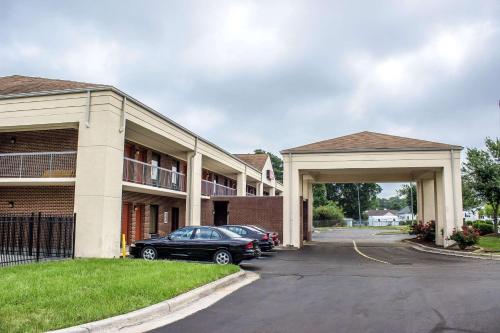 Фотография гостиницы Econo Lodge Henderson I-85