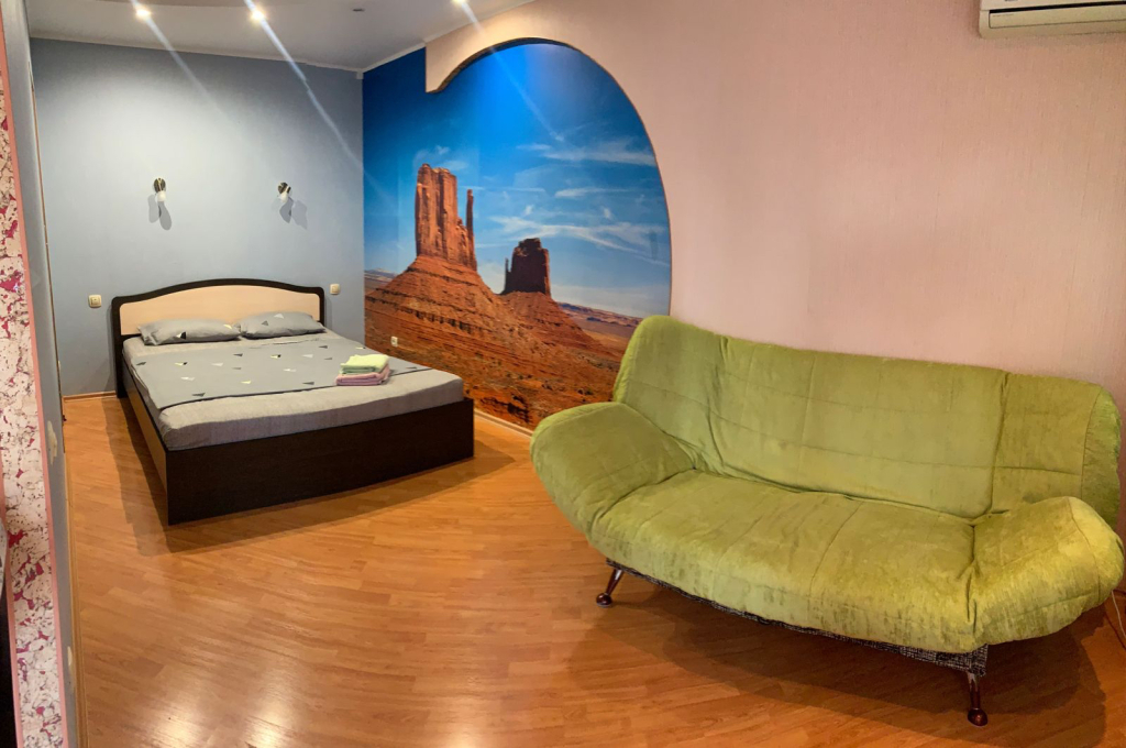 Фотография квартиры Квартира двухкомнатная с кондиционером в самом центре города, рядом с парком развлечений им. Горького на 8 человек