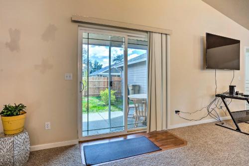 Фотография гостевого дома Grants Pass Home 1 Mi to Downtown and Rogue River!