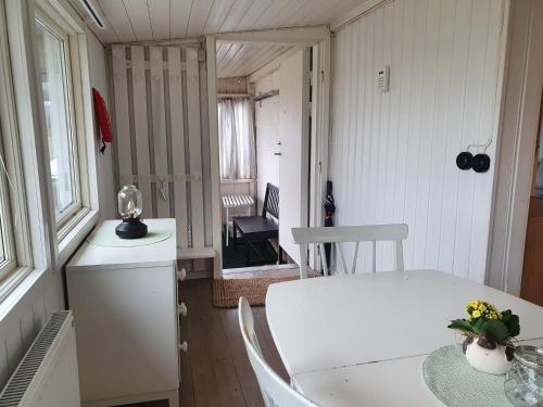 Фотография гостевого дома Super cozy cottage with large garden and lake view