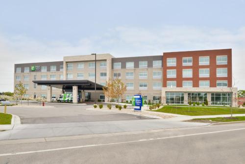 Фотография гостиницы Holiday Inn Express & Suites Madison, an IHG Hotel