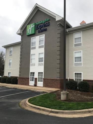 Фотография гостиницы Holiday Inn Express Hotel & Suites Conover - Hickory Area, an IHG Hotel