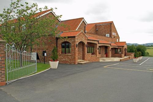 Фотография гостиницы OYO White Horse Lodge Hotel