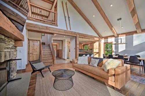 Фотографии гостевого дома 
            Luxury Home with Deck Explore the Catskill Mtns!
