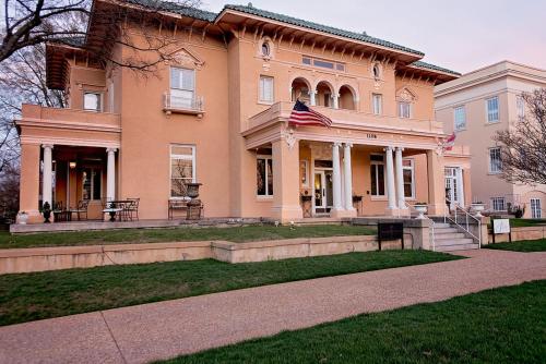 Фотография мини отеля JH Adams Inn, Trademark Collection by Wyndham