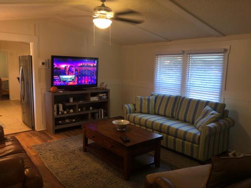 Фотография гостевого дома Beaufort SC New Renovation, Close to Parris Island, Historic Downtown, Beautiful Beaches, Sleeps 8