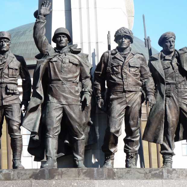 Фотографии памятника 
            Памятник странам-участницам антигитлеровской коалиции