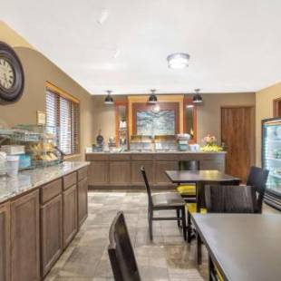 Фотографии гостиницы 
            AmericInn by Wyndham Delafield