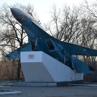 Фотография Памятник многоцелевой истребитель Су-27