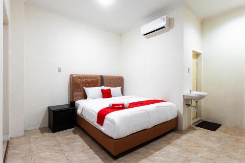 Фотография гостиницы RedDoorz near Yuki Simpang Raya Mall Medan 2