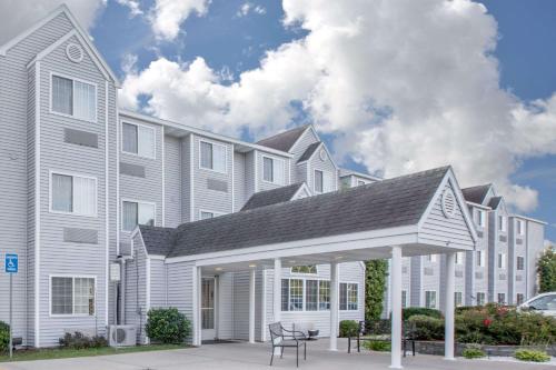 Фотография гостиницы Microtel Inn and Suites Manistee