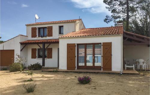Фотография гостевого дома Three-Bedroom Holiday Home in La Tranche sur Mer