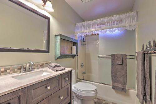 Фотография гостевого дома Spacious Pine Getaway with 2 Decks 2 Mi to Downtown