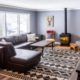 Фотография гостевого дома 4 Bedroom Rustic Chalet