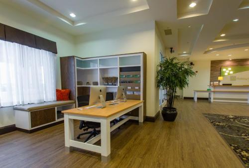 Фотография гостиницы Holiday Inn Hotel & Suites Bloomington Airport, an IHG Hotel