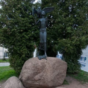 Фотография памятника Памятник Девочка с совой