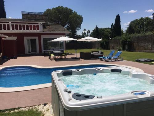 Фотография гостевого дома Casa de sol, piscina y jacuzzi en Comunidad de Madrid
