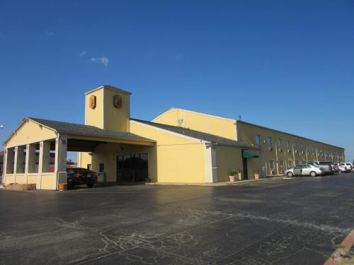 Фотография гостиницы Super 8 by Wyndham Gainesville TX