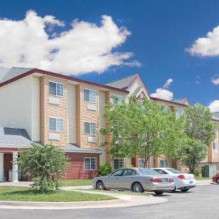 Фотографии гостиницы
Days Inn & Suites by Wyndham Hutchinson