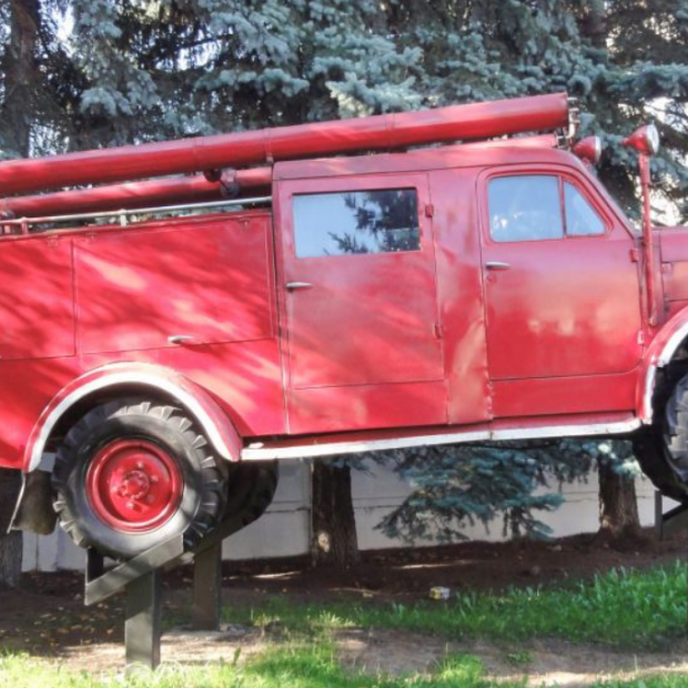 Фотография памятника Памятник пожарной машине и водокачке