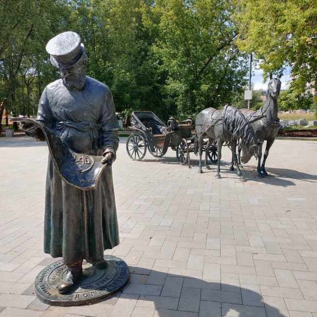 Фотография памятника Скульптурная композиция Ямщик и двойка лошадей