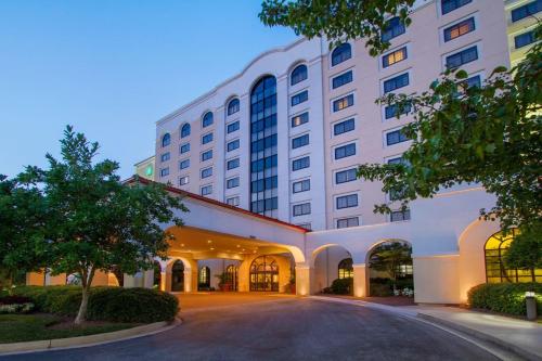 Фотография гостиницы Embassy Suites Greenville Golf Resort & Conference Center