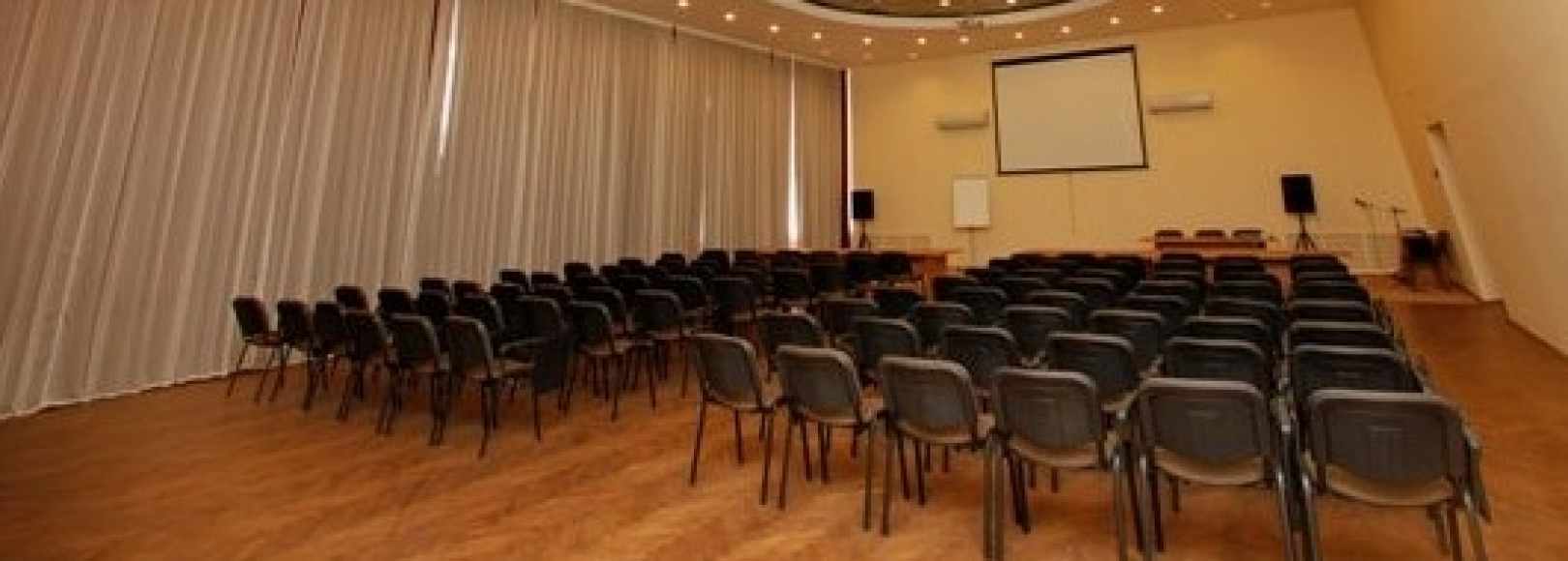 Фотография конференц-зала Райн Джонсон