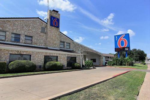 Фотография гостиницы Motel 6 Austin, TX - Central Downtown UT